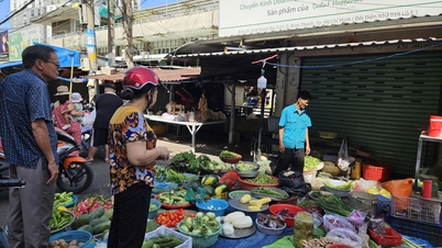 Ho Chi Minh-byen: Tradisjonelle markeder holder åpent gjennom hele Tet-ferien, med mange varer som tilbys til betydelig reduserte priser.