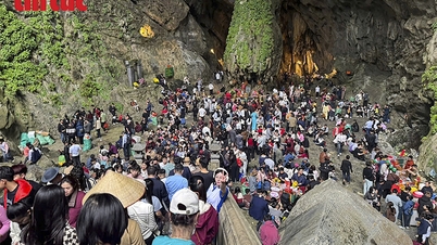 Nos dois primeiros dias do ano novo, 25.000 visitantes foram ao Pagode Huong para o Festival da Primavera.