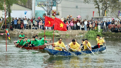 Thanh Hoa : Festival passionnant de courses de bateaux traditionnelles au village culturel de Tru Ninh.
