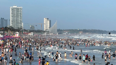 Turiștii s-au adunat pe plaja Vung Tau pentru ieșiri de primăvară și relaxare în timpul sărbătorii Tet.