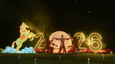 Festival Tet Warisan Budaya dimulai dengan mengesankan dengan lampion-lampion raksasa yang menerangi malam musim semi di Hoi An.
