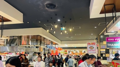 Während Tet (dem vietnamesischen Neujahrsfest) sind die Food-Courts in den Einkaufszentren von Hanoi überfüllt.