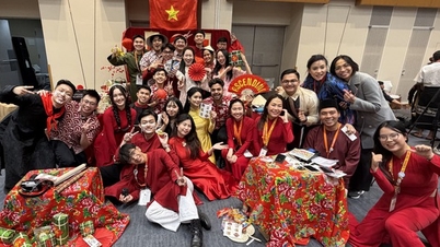 Vietnamská mládež slaví Tet (lunární Nový rok) na výletní lodi spojující jihovýchodní Asii a Japonsko.