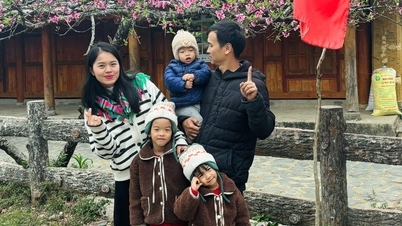 Uma família na cidade de Ho Chi Minh compra uma "casa móvel" de 1,5 bilhão de VND para viajar pelo Vietnã durante um mês para celebrar o Tet (Ano Novo Lunar).