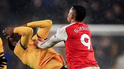 Un jugador del Arsenal pierde los estribos y agrede a alguien tras el empate ante los Wolves.