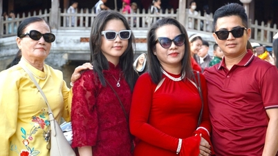 Crowds of people jostled in Hoi An's ancient town on the first day of the Year of the Horse.