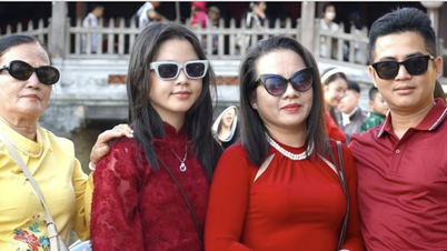 Multitudes de personas se congregaron en la antigua ciudad de Hoi An el primer día del Año del Caballo.