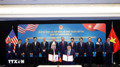 Ceremonia de semnare și predare a contractelor și acordurilor de cooperare dintre Vietnam și Statele Unite.