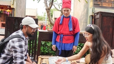 Los turistas internacionales quedan cautivados por la celebración del Año Nuevo Lunar vietnamita en Phu Quoc.