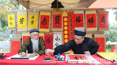 Preservando el espíritu del Tet vietnamita a través de la tradición de escribir versos a principios de año.