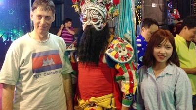 Traditional Vietnamese opera takes to the streets.