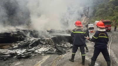 The truck suddenly caught fire while driving on the Khanh Le pass.