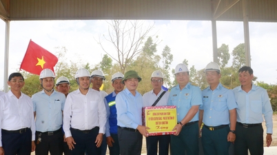 El presidente del Comité Popular Provincial, Pham Anh Tuan, visitó y extendió saludos de Año Nuevo a las unidades de construcción que trabajan en la Pista Nº 2 y el Componente 1 del Proyecto de la Autopista Quy Nhon - Pleiku.