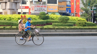 Hari pertama cuti Tahun Baru Cina (Tahun Kuda): Pemandangan yang tidak dijangka di jalan-jalan di pusat bandar Bandar Raya Ho Chi Minh pada pagi hari ke-27 bulan lunar ke-12.