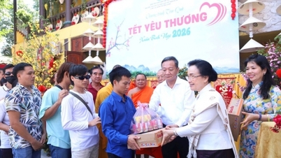 Un program semnificativ de oferire de cadouri de Anul Nou Lunar la Templul Phat Tich din Vientiane.