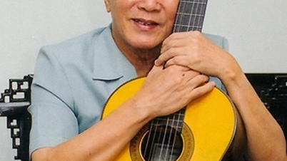 Composer Tran Hoan with the song "Uncle Ho's Last Words Before He Passed Away"