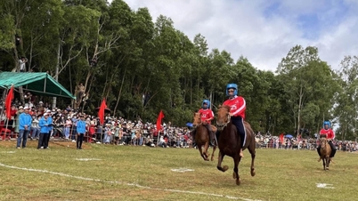 Festivalul tradițional unic de curse de cai de la Thi Thung Hill.