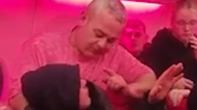 Des passagers se battent en plein vol, l'avion effectue un atterrissage d'urgence.