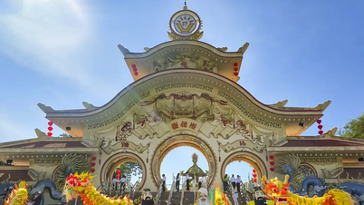 Oamenii din orașul Ho Chi Minh sunt plini de ieșiri de primăvară în a treia zi de Tet.