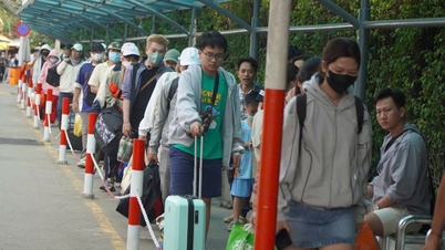 Die Menschen kehrten frühzeitig nach Ho-Chi-Minh-Stadt zurück, was am Nachmittag des dritten Tet-Tages zu einer überfüllten Atmosphäre am westlichen Busbahnhof führte.