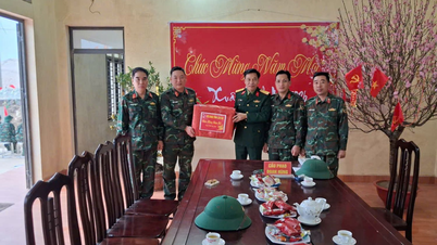 Het militair commando van de provincie Lao Cai brengt een bezoek aan de troepen die de pontonbrug over de Lo-rivier onderhouden en wenst hen een gelukkig nieuwjaar.