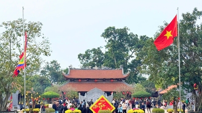 Hai Phong: Návštěvníci z celého světa se hrnou do chrámu Bia, aby se na začátku nového roku modlili za mír a štěstí.