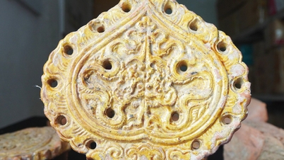 Op de erfgoedlocatie van de citadel van de Ho-dynastie zijn talrijke met goud geëmailleerde voorwerpen ontdekt.