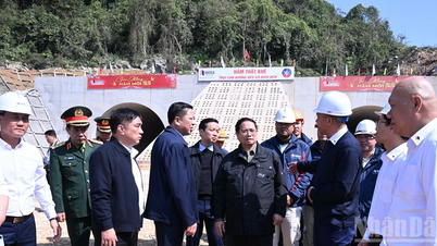 Perdana Menteri Pham Minh Chinh meninjau proyek jalan tol Huu Nghi - Chi Lang dan Dong Dang - Tra Linh.