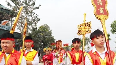 Procesiunea statuii sacre din satul Ngoc Dong este o frumoasă caracteristică culturală tradițională a peisajului rural din nordul Vietnamului.