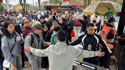 Entrance fees to Huong Pagoda are free until the 6th day of the Lunar New Year.