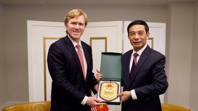 जनरल फान वान जियांग ने अमेरिकी युद्ध विभाग के प्रथम उप सचिव का स्वागत किया।