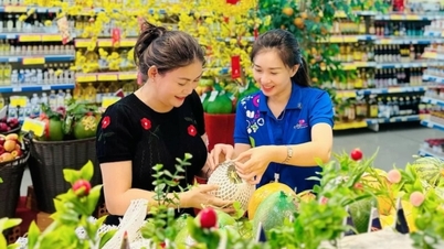 On the fourth day of Tet, the market stabilized, and purchasing power gradually returned to its normal pace.