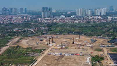 Bouwplaats voor een stadion met 60.000 zitplaatsen, dat klaar is om WK-wedstrijden te hosten, in Hung Yen.
