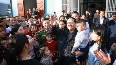 O primeiro-ministro Pham Minh Chinh estende seus votos de Ano Novo ao povo da área de reassentamento de Dong Khe (Cao Bang).