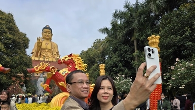 ປະຊາຊົນຫຼາຍສິບພັນຄົນໄດ້ໄປຢ້ຽມຢາມວັດໃນບ້ານດ້າຍເຟືອງ ເຊິ່ງເປັນທີ່ປະດິດສະຖານຂອງພະພຸດທະຮູບປັ້ນທີ່ໃຫຍ່ທີ່ສຸດໃນອາຊີຕາເວັນອອກສ່ຽງໃຕ້.