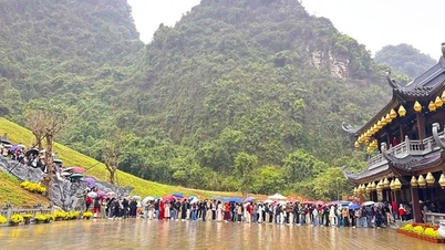 Turister strømmet til Ninh Binh for å feire kinesisk nyttår, noe som forårsaket overbefolkning ved mange turistattraksjoner.