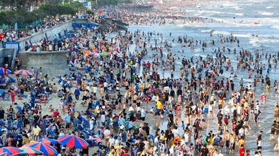 Vung Tau-stranden var fullsatt på eftermiddagen den fjärde dagen av Tet (månsnyåret), med en plötslig ökning av besökare på 66 000.