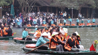 Ninh Binh odwiedziło prawie pół miliona gości czwartego dnia Tet (Księżycowego Nowego Roku).