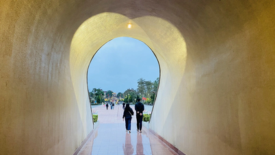 'Toerisme vol herinneringen' in het vroege voorjaar: mensen stromen dag en nacht naar de oude citadel van Quang Tri.