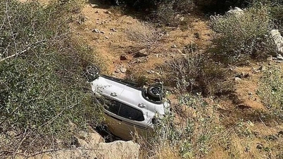 Een auto met drie inzittenden stortte op de middag van de vierde dag van Tet (Vietnamees Nieuwjaar) in een ravijn in Khanh Hoa.