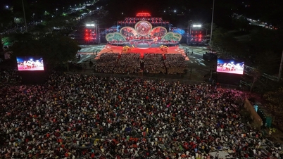 2026 Bahar Festivali'nin açılış gecesinde Ba Den Dağı yaklaşık 300.000 kişiyle dolup taşmıştı.