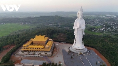 Quang Ngai: Beundra templet med Sydostasiens högsta Buddhastaty.
