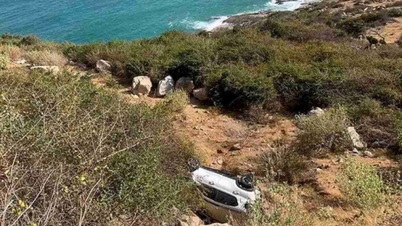 カインホア省の海岸沿いの渓谷に4人乗りの車が転落し、1人が重傷を負った。