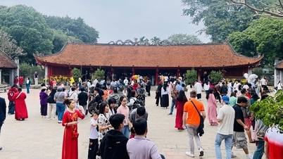 Hanoi: A lakosok lelkesen „élvezik” az ingyenes busz- és villamoshasználatot, valamint a parkolást.