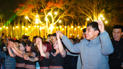 Quang Ngai: Duizenden toeristen beleven 's avonds het gongfestival.