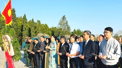 Le quartier d'An Cựu offre de l'encens pour commémorer le 237e anniversaire de la victoire de Ngoc Hoi - Dong Da.