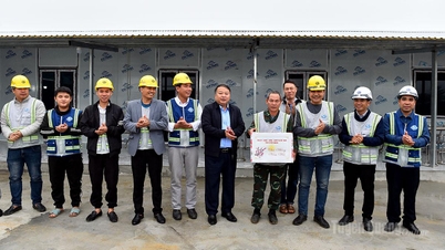 O presidente do Comitê Popular Provincial, Phan Huy Ngoc, inspeciona o andamento das obras e incentiva os trabalhadores que constroem a rodovia expressa Tuyen Quang - Ha Giang no início da primavera.