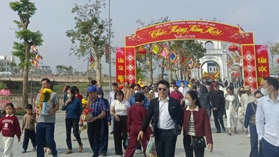 VIDEO: Tens of thousands of people flock to the Hoang Muoi temple to pray for peace and good fortune at the beginning of the year.