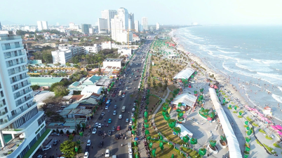 Tourists flocked to Vung Tau beach, filling it to capacity on the morning of the 5th day of Tet (Lunar New Year).