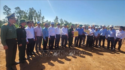 Vice premiärminister Ho Quoc Dung inspekterar arbetet med motorvägen Quy Nhon - Pleiku.